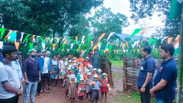 बिनागोंडा येथे स्वातंत्र्यदिन साजरा करताना जनसंघर्ष समितीचे कार्यकर्ते