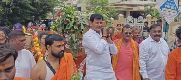 कावड यात्रेने अमरावतीत भक्तिमय वातावरण; आ. रवि राणा यांची उपस्थिती कावड यात्रेने अमरावतीत भक्तिमय वातावरण; आ. रवि राणा यांची उपस्थिती