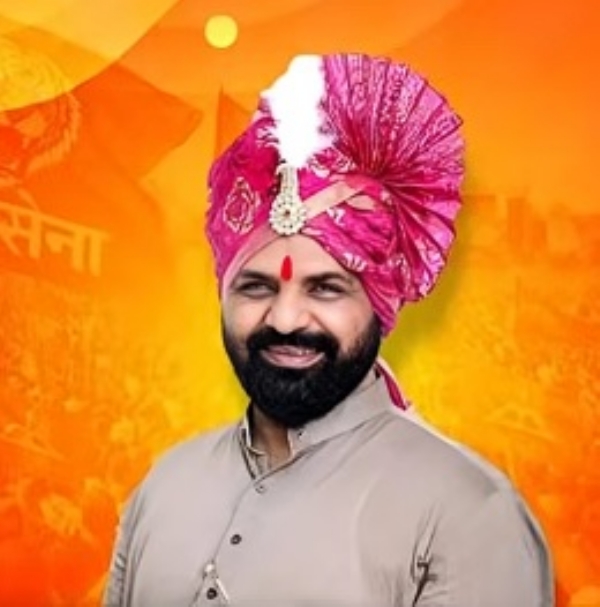 ### ध्वजारोहण गोगावलेंकडे, पण पालकमंत्री पद हुकलं? रायगड शिवसैनिकांमध्ये तीव्र नाराजी **अलिबाग :** रायगड जिल्ह्याच्या पालकमंत्रीपदाबाबत गेल्या काही दिवसांपासून सुरू असलेल्या चर्चेला पूर्णविराम मिळण्याऐवजी आता राजकीय नाराजीला तोंड फुटले आहे. स्वातंत्र्य दिनानिमित्त रायगड जिल्ह्याच्या मुख्य शासकीय ध्वजारोहणाचा मान राज्याचे मंत्री भरत गोगावले यांना मिळाला. मात्र, त्यांना अद्याप रायगडचे पालकमंत्रीपद देण्यात आलेले नसल्याने शिवसेनेच्या कार्यकर्त्यांमध्ये नाराजीची भावना निर्माण झाल्याची चर्चा आहे. रायगडच्या राजकारणात भरत गोगावले हे शिवसेनेचे महत्त्वाचे नेते मानले जातात. महाड विधानसभा मतदारसंघातून सलग निवडून आलेले गोगावले यांना मंत्रिमंडळात स्थान मिळाल्यानंतर रायगडच्या पालकमंत्रीपदासाठी त्यांच्या नावाची चर्चा सातत्याने होत आहे. त्यामुळे १५ ऑगस्टच्या ध्वजारोहणाची जबाबदारी त्यांच्याकडे सोपविल्याने पालकमंत्रीपदाबाबतही निर्णय होईल, अशी अपेक्षा शिवसैनिकांमध्ये निर्माण झाली होती. मात्र, ध्वजारोहणाचा कार्यक्रम गोगावले यांच्या हस्ते पार पडला असला तरी पालकमंत्रीपदाचा निर्णय अद्याप झालेला नसल्याने कार्यकर्त्यांमध्ये संभ्रम आणि नाराजी असल्याचे बोलले जात आहे. जिल्ह्यातील विकासकामे, प्रशासनाशी समन्वय आणि स्थानिक प्रश्नांच्या प्रभावी पाठपुराव्यासाठी रायगडला कायमस्वरूपी पालकमंत्री आवश्यक असल्याची भूमिका शिवसैनिकांकडून व्यक्त होत आहे. दरम्यान, पालकमंत्रीपदाच्या निर्णयामागे महायुतीतील राजकीय समीकरणे आणि पक्षांतर्गत चर्चा असल्याचे मानले जात आहे. त्यामुळे गोगावले यांच्याकडे ध्वजारोहणाची जबाबदारी देण्यात आली असली तरी पालकमंत्रीपदाचा तिढा कायम आहे. रायगडच्या पालकमंत्रीपदाबाबत सरकारकडून अधिकृत निर्णय कधी जाहीर होतो आणि गोगावले यांच्या नावावर शिक्कामोर्तब होते की अन्य नेत्याची नियुक्ती होते, याकडे आता जिल्ह्यातील राजकीय वर्तुळाचे लक्ष लागले आहे. ### ध्वजारोहण गोगावलेंकडे, पण पालकमंत्री पद हुकलं? रायगड शिवसैनिकांमध्ये तीव्र नाराजी **अलिबाग :** रायगड जिल्ह्याच्या पालकमंत्रीपदाबाबत गेल्या काही दिवसांपासून सुरू असलेल्या चर्चेला पूर्णविराम मिळण्याऐवजी आता राजकीय नाराजीला तोंड फुटले आहे. स्वातंत्र्य दिनानिमित्त रायगड जिल्ह्याच्या मुख्य शासकीय ध्वजारोहणाचा मान राज्याचे मंत्री भरत गोगावले यांना मिळाला. मात्र, त्यांना अद्याप रायगडचे पालकमंत्रीपद देण्यात आलेले नसल्याने शिवसेनेच्या कार्यकर्त्यांमध्ये नाराजीची भावना निर्माण झाल्याची चर्चा आहे. रायगडच्या राजकारणात भरत गोगावले हे शिवसेनेचे महत्त्वाचे नेते मानले जातात. महाड विधानसभा मतदारसंघातून सलग निवडून आलेले गोगावले यांना मंत्रिमंडळात स्थान मिळाल्यानंतर रायगडच्या पालकमंत्रीपदासाठी त्यांच्या नावाची चर्चा सातत्याने होत आहे. त्यामुळे १५ ऑगस्टच्या ध्वजारोहणाची जबाबदारी त्यांच्याकडे सोपविल्याने पालकमंत्रीपदाबाबतही निर्णय होईल, अशी अपेक्षा शिवसैनिकांमध्ये निर्माण झाली होती. मात्र, ध्वजारोहणाचा कार्यक्रम गोगावले यांच्या हस्ते पार पडला असला तरी पालकमंत्रीपदाचा निर्णय अद्याप झालेला नसल्याने कार्यकर्त्यांमध्ये संभ्रम आणि नाराजी असल्याचे बोलले जात आहे. जिल्ह्यातील विकासकामे, प्रशासनाशी समन्वय आणि स्थानिक प्रश्नांच्या प्रभावी पाठपुराव्यासाठी रायगडला कायमस्वरूपी पालकमंत्री आवश्यक असल्याची भूमिका शिवसैनिकांकडून व्यक्त होत आहे. दरम्यान, पालकमंत्रीपदाच्या निर्णयामागे महायुतीतील राजकीय समीकरणे आणि पक्षांतर्गत चर्चा असल्याचे मानले जात आहे. त्यामुळे गोगावले यांच्याकडे ध्वजारोहणाची जबाबदारी देण्यात आली असली तरी पालकमंत्रीपदाचा तिढा कायम आहे. रायगडच्या पालकमंत्रीपदाबाबत सरकारकडून अधिकृत निर्णय कधी जाहीर होतो आणि गोगावले यांच्या नावावर शिक्कामोर्तब होते की अन्य नेत्याची नियुक्ती होते, याकडे आता जिल्ह्यातील राजकीय वर्तुळाचे लक्ष लागले आहे.
