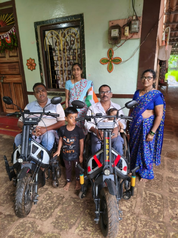 निओ मोशन व्हीलचेअर इलेक्ट्रिक गाडीसोबत दिव्यांग मारुती ढेपसे आणि कुटुंबीय