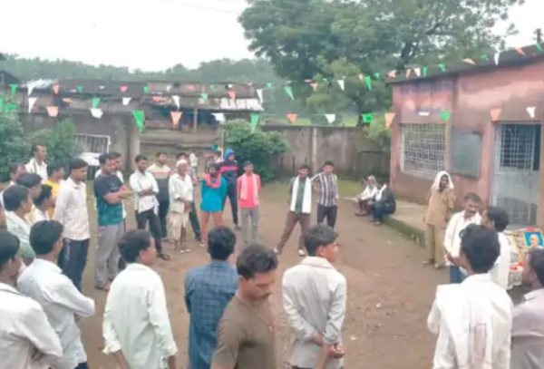 डोमी शाळेत एकच शिक्षक, गावकऱ्यांचा आंदोलनाचा इशारा