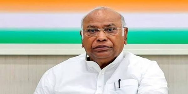 सोशल मीडियावरील सेन्सॉरशिप म्हणजे लोकशाही अधिकारांवर हल्ला - खरगे