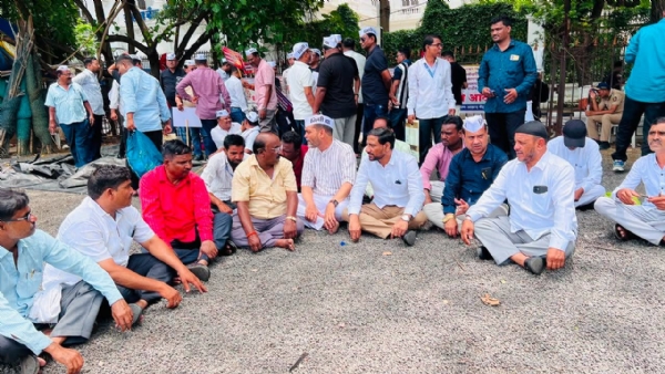 वाढीव जीएसटी अनुदान व वेतनासाठी परभणी मनपा कर्मचाऱ्यांचे मुंबईत धरणे वाढीव जीएसटी अनुदान व वेतनासाठी परभणी मनपा कर्मचाऱ्यांचे मुंबईत धरणे