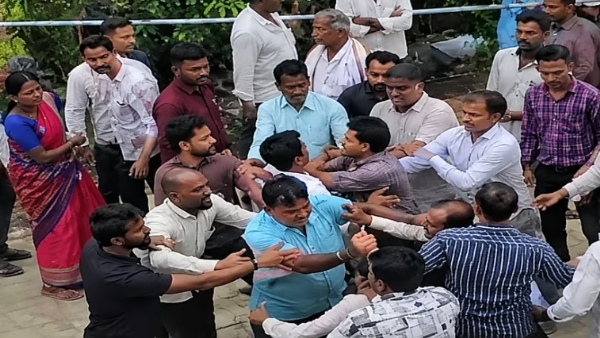 वर्धेत ग्रामसभेत दोन गटामध्ये तुंबळ हाणामारी, गावकऱ्यांनी एकमेकांना धूधू धुतलं... वर्धेत ग्रामसभेत दोन गटामध्ये तुंबळ हाणामारी, गावकऱ्यांनी एकमेकांना धूधू धुतलं...
