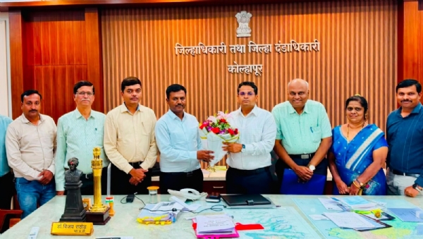 जिल्हाधिकारी डॉ. विजय राठोड यांचे अभिनंदन करताना अधिकारी