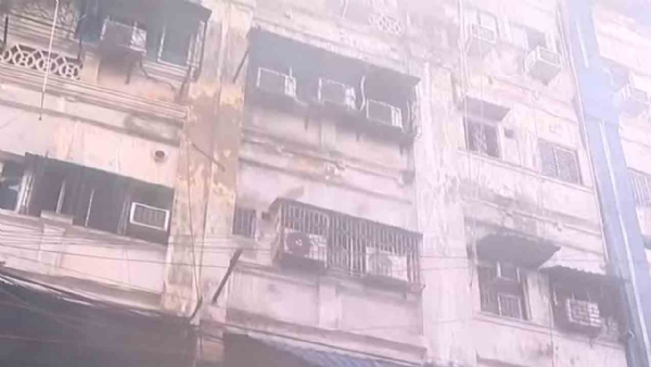 कोलकातातील फ्री स्कूल स्ट्रीटवरील हॉटेलला आग कोलकातातील फ्री स्कूल स्ट्रीटवरील हॉटेलला आग