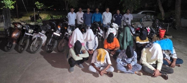 एक्का-बादशहा जुगार अड्ड्यावर पोलिसांची धाड़  १२ जुगारी अटकेत