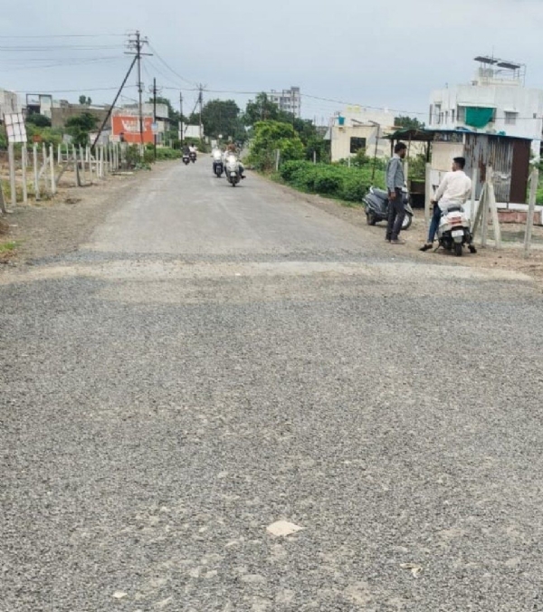 पार्वतीनगर रेल्वे क्रॉसिंगवरील चुकीचे गतिरोधक हटवून रस्ता केला समतल पार्वतीनगर रेल्वे क्रॉसिंगवरील चुकीचे गतिरोधक हटवून रस्ता केला समतल