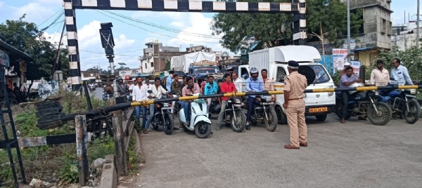 रेल्वे प्रशासनाने केले आवाहन रेल्वे प्रशासनाने केले आवाहन