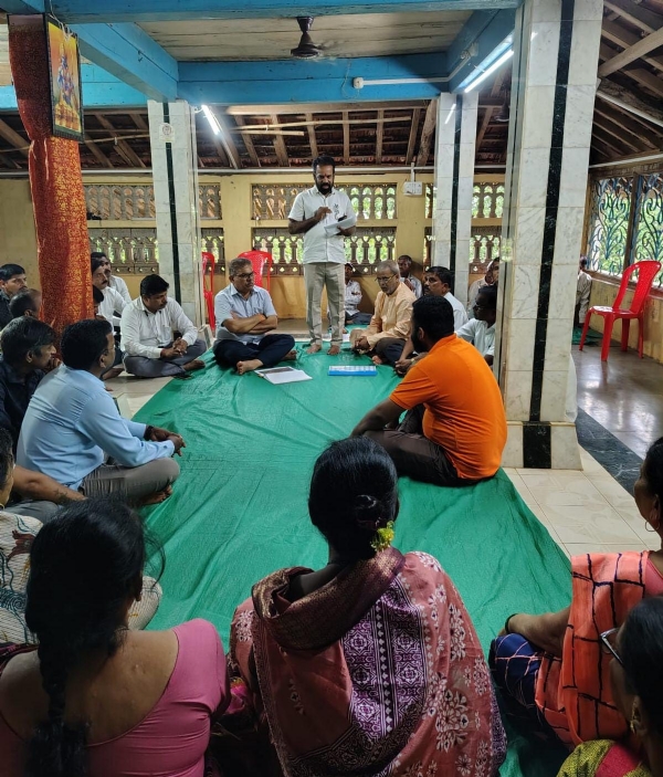 कारभाटले येथील सभेत उपस्थित डॉ विनय नातू