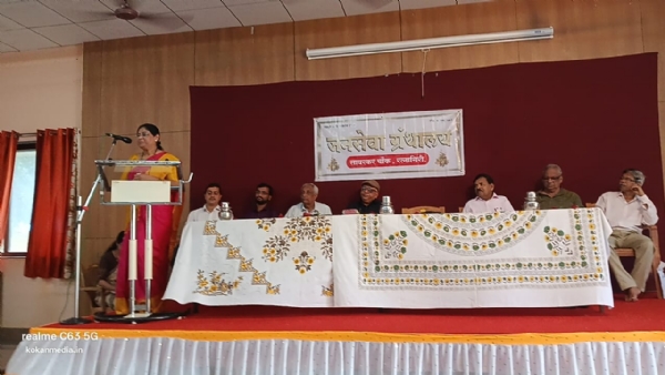जनसेवा ग्रंथालयाच्या समारंभात बोलताना नगराध्यक्ष सौ शिल्पा सुर्वे