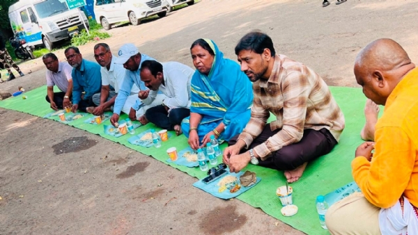 महापालिका कर्मचाऱ्यांचे ‘ठेचा-भाकर’ आंदोलन; महापौर सय्यद इकबाल यांची उपस्थिती