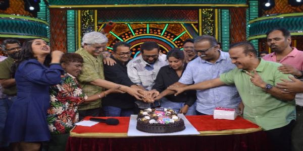 ‘महाराष्ट्राची हास्यजत्रा’चा हास्यप्रवास आठव्या वर्षात; संपूर्ण टीमचा सेटवर जल्लोष