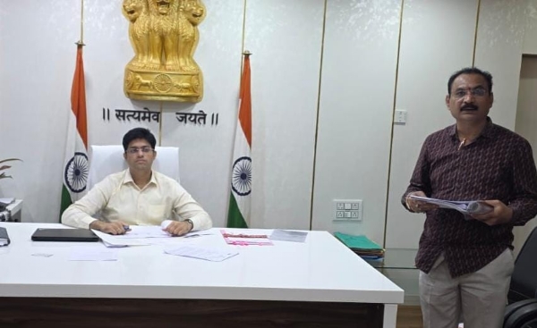 महावाक्यथॉन यांचा आढावा घेताना जिल्हाधिकारी