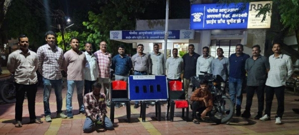 मोबाईल, लॅपटॉप चोरीप्रकरणी दोन चोरटे अटक मोबाईल, लॅपटॉप चोरीप्रकरणी दोन चोरटे अटक