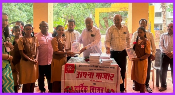 अपना बाजारतर्फे शिवाजी हायस्कूलमधील विद्यार्थ्यांना शैक्षणिक साहित्य