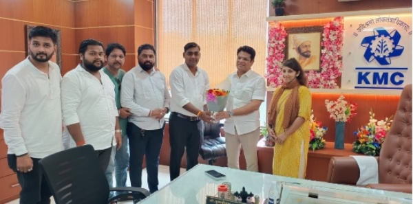 ## खोपोलीतील वाहतूक कोंडीवर पार्किंग इमारतीचा उपाय सुचविला ### मनसेकडून नगरपालिकेला निवेदन; नगराध्यक्ष कुलदीप शेंडे यांच्याशी चर्चा **खोपोली :** खोपोली शहरातील वाढत्या वाहतूक कोंडीवर कायमस्वरूपी उपाययोजना करण्याची मागणी महाराष्ट्र नवनिर्माण सेनेच्या वतीने करण्यात आली आहे. खारघर रेल्वे स्थानक परिसरातील पार्किंग इमारतीच्या धर्तीवर खोपोली शहरातही बहुमजली मोफत पार्किंग इमारत उभारण्यात यावी, अशी मागणी मनसेचे शहराध्यक्ष सतीश बाळू येरुणकर यांनी केली आहे. याबाबत खोपोली नगरपालिकेला निवेदन देण्यात आले. तसेच नगराध्यक्ष कुलदीप शेंडे यांच्यासोबत शहरातील वाहतूक कोंडी, पार्किंगची समस्या आणि त्यावरील उपाययोजनांबाबत सविस्तर चर्चा करण्यात आली. खोपोली शहरात दिवसेंदिवस वाहनांची संख्या वाढत असून, त्या तुलनेत पार्किंगची सुविधा अपुरी आहे. त्यामुळे नागरिकांकडून रस्त्याच्या कडेला वाहने उभी केली जातात. परिणामी प्रमुख रस्ते, बाजारपेठ परिसर आणि गर्दीच्या ठिकाणी वाहतूक कोंडी निर्माण होते. या समस्येमुळे वाहनचालकांसह पादचाऱ्यांनाही मोठ्या अडचणींचा सामना करावा लागत आहे. खारघर रेल्वे स्थानक परिसरात उपलब्ध असलेल्या पार्किंग सुविधेच्या धर्तीवर खोपोलीतही बहुमजली पार्किंग इमारत उभारल्यास रस्त्यांवरील वाहनांची गर्दी कमी होण्यास मदत होईल. तसेच नागरिकांना सुरक्षित आणि सोयीस्कर पार्किंगची सुविधा मिळेल, असा विश्वास येरुणकर यांनी व्यक्त केला. यावेळी सिद्धेश घोडके, अभिजित मोरे, विनित मोडक, महिला अध्यक्षा सोनल चौहान, निहाल गायकवाड आणि नन्या गायकवाड आदी उपस्थित होते. खोपोलीतील वाहतूक कोंडीचा प्रश्न गांभीर्याने घेऊन नगरपालिकेने ठोस उपाययोजना करावी, अशी मागणी मनसेच्या वतीने करण्यात आली. ## खोपोलीतील वाहतूक कोंडीवर पार्किंग इमारतीचा उपाय सुचविला ### मनसेकडून नगरपालिकेला निवेदन; नगराध्यक्ष कुलदीप शेंडे यांच्याशी चर्चा **खोपोली :** खोपोली शहरातील वाढत्या वाहतूक कोंडीवर कायमस्वरूपी उपाययोजना करण्याची मागणी महाराष्ट्र नवनिर्माण सेनेच्या वतीने करण्यात आली आहे. खारघर रेल्वे स्थानक परिसरातील पार्किंग इमारतीच्या धर्तीवर खोपोली शहरातही बहुमजली मोफत पार्किंग इमारत उभारण्यात यावी, अशी मागणी मनसेचे शहराध्यक्ष सतीश बाळू येरुणकर यांनी केली आहे. याबाबत खोपोली नगरपालिकेला निवेदन देण्यात आले. तसेच नगराध्यक्ष कुलदीप शेंडे यांच्यासोबत शहरातील वाहतूक कोंडी, पार्किंगची समस्या आणि त्यावरील उपाययोजनांबाबत सविस्तर चर्चा करण्यात आली. खोपोली शहरात दिवसेंदिवस वाहनांची संख्या वाढत असून, त्या तुलनेत पार्किंगची सुविधा अपुरी आहे. त्यामुळे नागरिकांकडून रस्त्याच्या कडेला वाहने उभी केली जातात. परिणामी प्रमुख रस्ते, बाजारपेठ परिसर आणि गर्दीच्या ठिकाणी वाहतूक कोंडी निर्माण होते. या समस्येमुळे वाहनचालकांसह पादचाऱ्यांनाही मोठ्या अडचणींचा सामना करावा लागत आहे. खारघर रेल्वे स्थानक परिसरात उपलब्ध असलेल्या पार्किंग सुविधेच्या धर्तीवर खोपोलीतही बहुमजली पार्किंग इमारत उभारल्यास रस्त्यांवरील वाहनांची गर्दी कमी होण्यास मदत होईल. तसेच नागरिकांना सुरक्षित आणि सोयीस्कर पार्किंगची सुविधा मिळेल, असा विश्वास येरुणकर यांनी व्यक्त केला. यावेळी सिद्धेश घोडके, अभिजित मोरे, विनित मोडक, महिला अध्यक्षा सोनल चौहान, निहाल गायकवाड आणि नन्या गायकवाड आदी उपस्थित होते. खोपोलीतील वाहतूक कोंडीचा प्रश्न गांभीर्याने घेऊन नगरपालिकेने ठोस उपाययोजना करावी, अशी मागणी मनसेच्या वतीने करण्यात आली.