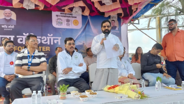 ### ‘महा वॉकेथॉन-वॉक फॉर वॉटर’द्वारे जलसंधारणाचा संदेश  **अलिबाग :** शाश्वत विकासासाठी मृदसंधारण व जलसंधारणाचे महत्त्व नागरिकांपर्यंत पोहोचविण्यासाठी जिल्हा प्रशासन व जलसंधारण विभागाच्या वतीने अलिबाग बीच येथे ‘महा वॉकेथॉन-वॉक फॉर वॉटर’चे आयोजन करण्यात आले. या उपक्रमातून ‘पाणी अडवा, पाणी जिरवा, जलयुक्त महाराष्ट्र घडवा’ हा संदेश देण्यात आला. रोजगार हमी योजना, फलोत्पादन व खारभूमी विकास मंत्री तथा रायगडचे पालकमंत्री भरतशेठ गोगावले यांनी हिरवा झेंडा दाखवून वॉकेथॉनला सुरुवात केली.  यावेळी जिल्हाधिकारी किशन जावळे, जिल्हा परिषदेच्या मुख्य कार्यकारी अधिकारी नेहा भोसले, उपविभागीय अधिकारी मुकेश चव्हाण, तहसीलदार विक्रम पाटील, जिल्हा मृद व जलसंधारण अधिकारी कविजीत पाटील यांच्यासह विविध विभागांचे अधिकारी, कर्मचारी, विद्यार्थी, युवक-युवती आणि नागरिक मोठ्या संख्येने उपस्थित होते.  कार्यक्रमाच्या प्रारंभी माजी मुख्यमंत्री दिवंगत सुधाकरराव नाईक यांच्या प्रतिमेस पुष्पहार अर्पण करून दीपप्रज्वलन करण्यात आले. उपस्थितांना जलसंधारणाची शपथही देण्यात आली. त्यानंतर अलिबाग बीच येथून सुरू झालेली वॉकेथॉन बालाजी मंदिर, छत्रपती शिवाजी चौक, ठिकरूळ नाका, रायगड बाजार, अलिबाग बसस्थानक, अलिबाग नगर परिषद व बालाजी नाका मार्गे पुन्हा अलिबाग बीच येथे समाप्त झाली.  यावेळी बोलताना पालकमंत्री गोगावले यांनी पाणी हे केवळ वर्तमानाची गरज नसून पुढील पिढीचे भविष्य असल्याचे सांगितले. जलसंधारण ही केवळ शासनाची जबाबदारी नसून प्रत्येक नागरिकाची सामूहिक जबाबदारी असल्याचे त्यांनी स्पष्ट केले. ‘जलसंधारण सप्ताह’ आणि ‘जलसंधारण अभियान’ाच्या माध्यमातून हा संदेश गावागावांत पोहोचविण्याचे आवाहन त्यांनी केले.  ‘सेव्ह सॉईल, सेव्ह वॉटर, सिक्युअर टुमॉरो’ ही या अभियानाची थीम आहे. कार्यक्रमाच्या शेवटी विविध क्रीडा व जलतरण स्पर्धांतील तसेच वॉकेथॉनमधील विजेत्यांना पालकमंत्र्यांच्या हस्ते पदक, प्रमाणपत्र व रोख पारितोषिक देऊन गौरविण्यात आले.