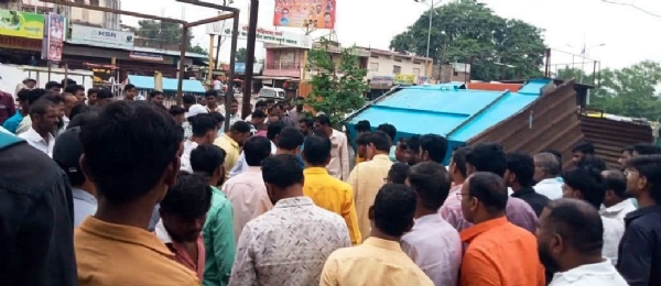 पाथरी-माजलगाव रस्त्याने घेतला मोकळा श्वास अतिक्रमण हटविण्याच्या कारवाईला सुरुवात; दुकानदारांकडून स्वयंस्फूर्तीने अतिक्रमणे हटविण्यास प्रारंभ