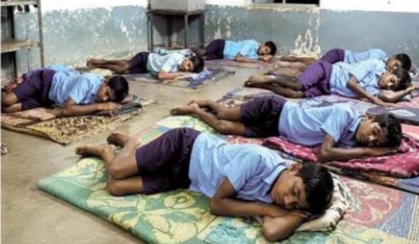 राळेगावच्या आश्रम शाळेत विद्यार्थ्यांना झोपण्यासाठी बेडच नाही