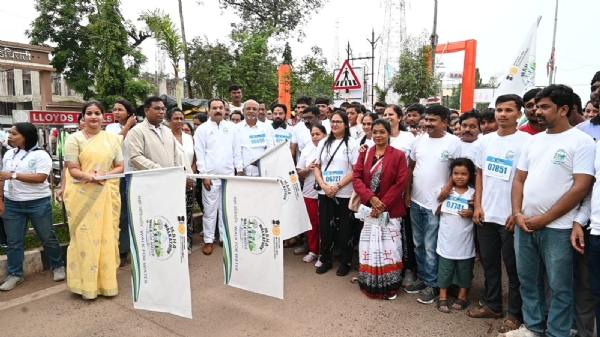 गडचिरोलीत महा वॉकेथॉनला हिरवी झेंडी दाखविताना आ.डॉ मिलिंदनरोटे,नगराध्यक्ष प्रनोती निंबोरकर व अन्य