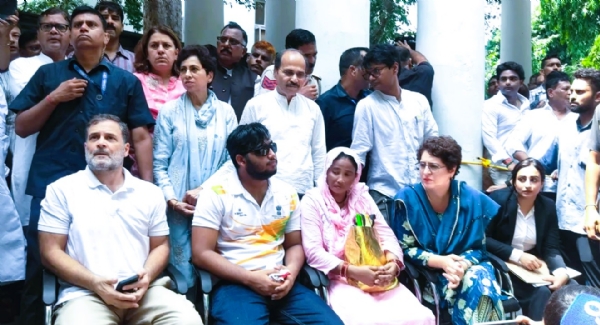 संसद मार्ग पोलिस ठाण्याबाहेर आंदोलन करताना राहुल गांधी, प्रियंका वाड्रा व इतर कार्यकर्ते