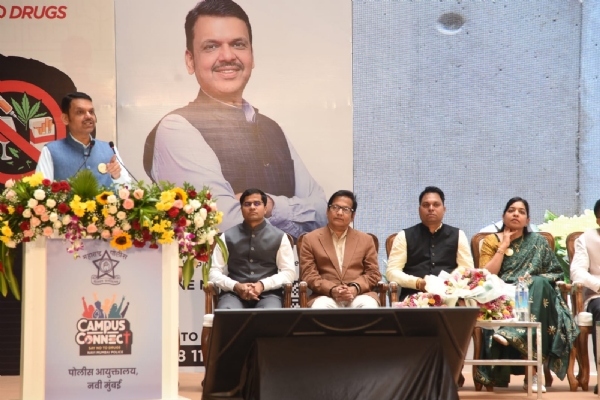 व्यसनांपासून दूर राहून विद्यार्थ्यांनी शिक्षण, क्रीडा, कौशल्य विकास आणि राष्ट्र उभारणीकडे वळावे - मुख्यमंत्री देवेंद्र फडणवीस यांचे आवाहन