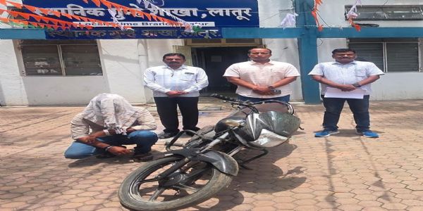 लातूरमध्ये चोरीची दुचाकी बनावट क्रमांकाने तीन वर्षे वापरली; तरुण ताब्यात