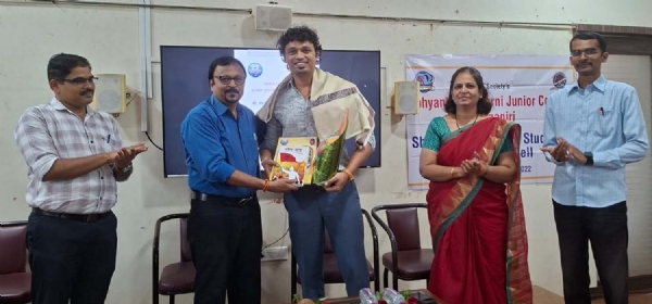 अभ्यंकर-कुळकर्णी कनिष्ठ महाविद्यालयात उद्योजक मल्हार मलुष्टे यांचा सत्कार करताना दत्तात्रय वालावलकर. सोबत सौ. शिल्पा तारगावकर, प्रा. प्रभात कोकजे, प्रा. भूषण केळकर. अभ्यंकर-कुळकर्णी कनिष्ठ महाविद्यालयात उद्योजक मल्हार मलुष्टे यांचा सत्कार करताना दत्तात्रय वालावलकर. सोबत सौ. शिल्पा तारगावकर, प्रा. प्रभात कोकजे, प्रा. भूषण केळकर.