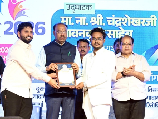 युवा पिढीला एआय बेस तंत्रज्ञानाद्वारे पुढे नेण्यासाठी सर्वतोपरी प्रयत्न करणार -*महसूल मंत्री तथा पालकमंत्री चंद्रशेखर बावनकुळे ‘अमरावती युवा महोत्सव 2026’चे पालकमंत्री चंद्रशेखर बावनकुळे यांच्या हस्ते उद्घाटन मेळघाट महोत्सवाच्या माध्यमातून युवकांना संधीविदर्भ प्रजासत्ताकदि.२२अमरावती,  युवा पिढीला कृत्रिम बुद्धीमत्ता आधारीत तंत्रज्ञानाचा उपयोग करून विविध कौशल्य आत्मसात करता यावे  तसेच  त्यांना गती असणाऱ्या क्षेत्रात पुढे घेवून जाण्यासाठी पालकमंत्री म्हणून सर्वतोपरी प्रयत्न करणार असल्याचे  प्रतिपादन, महसूल मंत्री तथा पालकमंत्री चंद्रशेखर बावनकुळे यांनी आज येथे केले. मेळघाट महोत्सवात युवाकांना सांस्कृतिक व सामाजिक क्षेत्रात कार्य करण्याची संधी उपलब्ध करून देणार असल्याचेही त्यांनी सांगितले. 	  नवराष्ट्र युथ फाऊंडेशनच्या वतीने येथील सायन्स कोर मैदानावर आयोजित तीन दिवशीय ‘अमरावती युवा महोत्सवा’चे आज उद्घाटन पालकमंत्री  श्री. बावनकुळे यांच्या हस्ते झाले. त्यावेळी ते बोलत होते. आमदार प्रवीण पोटे आणि प्रवीण तायडे, नवराष्ट्र युथ फाऊंडेशनचे अध्यक्ष हिमांशु पाटील, ह.भ.प. प्रशांत महाराज ठाकरे आदी यावेळी उपस्थित होते. 	पालकमंत्री श्री. बावनकुळे म्हणाले, युवा महोत्सवाच्या माध्यमातून  जिल्ह्यातील युवक-युवतींची प्रतिभा, सर्जनशिलता आणि सामाजिक बांधिलकीचे दर्शन घडणार आहे. अमरावती व विदर्भाच्या मातीचे संस्कार त्यांच्या सादरीकरणातून दिसून येतील. यासोबतच ज्ञान, तंत्रज्ञान व कल्पकतेच्या माध्यमातून आधुनिक भारताच्या उभारणीतही हे युवा आपले योगदान देणार आहेत. राज्य शासनाने एआय बेस तंत्रज्ञानावर भर दिला असून युवकांना या क्षेत्रात पुढे जाण्याकरिता पोषक  वातावरण तयार करण्यात  येत आहे. अमरावती व राज्यातील युवकांनी यादृष्टीने पुढाकार घ्यावा त्यास राज्यशासन पूर्ण सहकार्य करेल असे सांगत एआयच्या सद्उपयोगावर भर देत दुरुपयोगापासून लांब रहावे असेही त्यांनी सांगितले. येत्या 25 डिसेंबर रोजी चिखलदरा येथे आयोजित करण्यात येणाऱ्या मेळघाट महोत्सवात युवाकांना सांस्कृतिक व सामाजिक क्षेत्रात कार्यकरण्याची संधी उपलब्ध करून देणार असल्याचेही त्यांनी सांगितले. नवराष्ट्र युथ फाऊंडेशनचे अध्यक्ष हिमांशु पाटील यांनी प्रास्ताविक केले. 23 ऑगस्ट पर्यंत चालणाऱ्या या युवा महोत्सवामध्ये दररोज सकाळी 10 ते सायंकाळी 6.30 दरम्यान शिक्षणतज्ञांचे व्याख्यान, युथ पार्लमेंट, गरबा नाईट, स्टार्टअप एक्सगो स्पर्धा, अमरावती गॉट टॅलेंट आदी कार्यक्रमांचे आयोजन करण्यात येणार आहे.