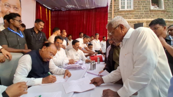 महसूल मंत्री चंद्रशेखर बावनकुळे निवेदने स्विकारताना महसूल मंत्री चंद्रशेखर बावनकुळे निवेदने स्विकारताना