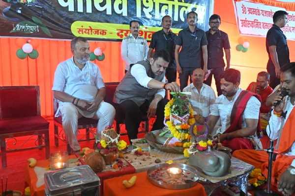Fadnavis Visits *Parthiv Shivling Fadnavis Visits *Parthiv Shivling