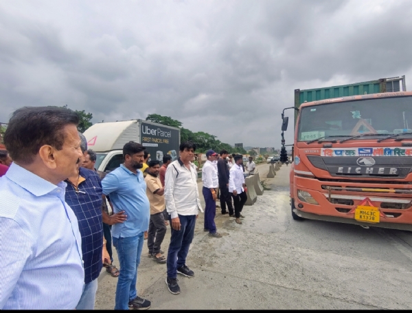 Truck catches fire on Bhiwandi Truck catches fire on Bhiwandi