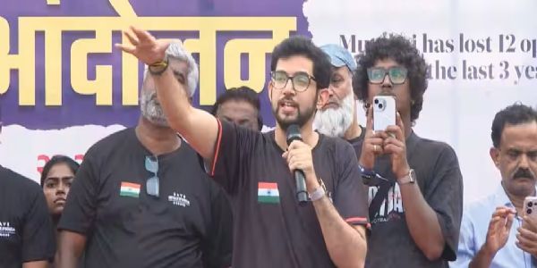 मुंबईतील मोकळी मैदानं वाचवण्यासाठी आदित्य ठाकरेंचं तिरंगा आंदोलन