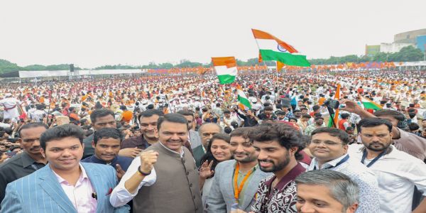 भारताचे संविधान आणि लोकशाही प्रत्येक व्यक्तीला मोठी संधी देऊ शकते - फडणवीस