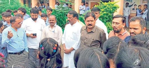डोमा आश्रमशाळेतील विद्यार्थ्यांचे समुपदेशन डोमा आश्रमशाळेतील विद्यार्थ्यांचे समुपदेशन