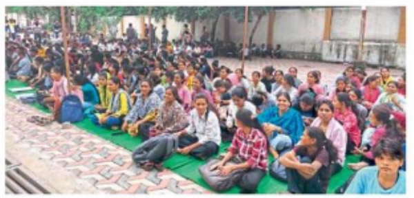 गृहपालांवर रोष, प्रकल्प अधिकाऱ्यांसोबत संवाद