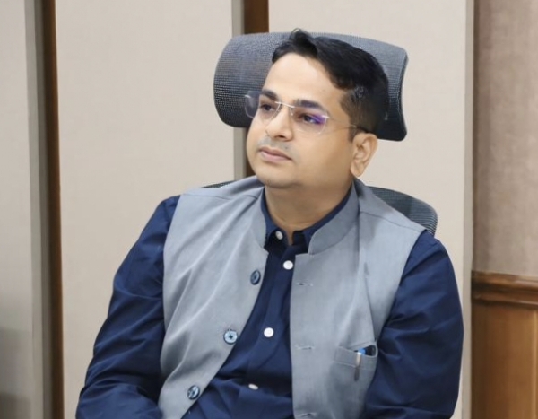 जिल्हाधिकारी डॉ. विजय राठोड