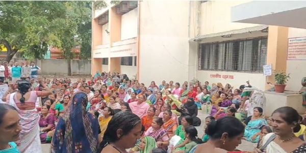 वाढीव वेतन नको, रोजगार वाचवा’; सोलापुरातील विडी कामगार महिलांचा मोर्चा