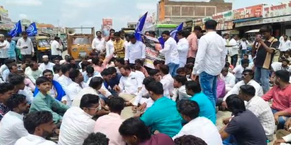 बीड जिल्हारुग्णालयातील हलगर्जीपणाविरोधात वडवणीत रास्ता रोको
