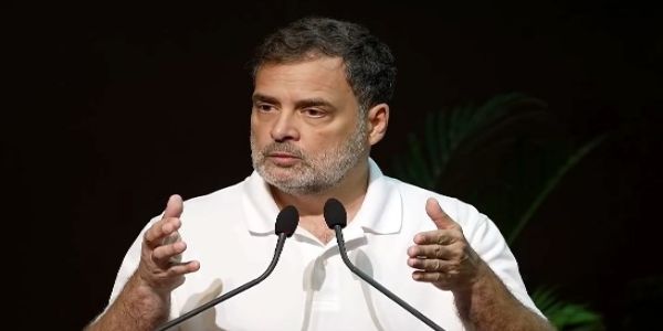 आदिवासी विद्यार्थ्यांच्या प्रश्नांवर राहुल गांधींचे मुख्यमंत्री फडणवीसांना पत्र