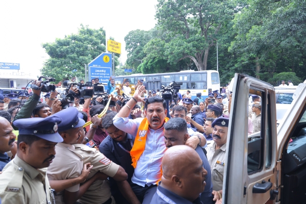 कर्नाटक वाल्मीकी कॉर्पोरेशन घोटाळ्यावरून भाजपचे आंदोलन कर्नाटक वाल्मीकी कॉर्पोरेशन घोटाळ्यावरून भाजपचे आंदोलन