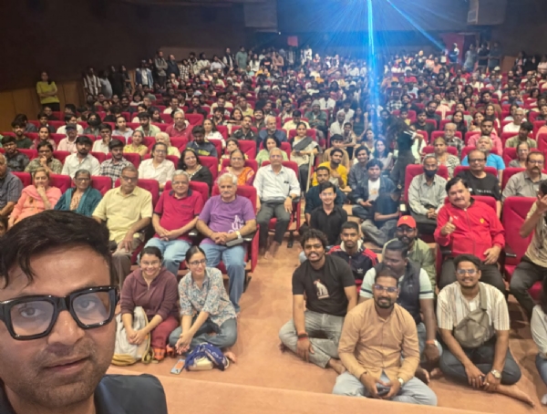 थिएटरमध्ये ६५० हून अधिक प्रेक्षकांची उपस्थिती थिएटरमध्ये ६५० हून अधिक प्रेक्षकांची उपस्थिती