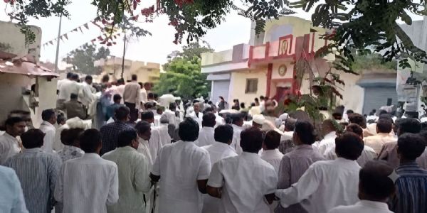 लातूर - कोकळगाव ग्रामसभेत घरकुल वाटपावरून राडा; हिशोबावरून दोन गट आमनेसामने
