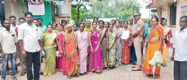 लोणी गावात दारूबंदीसाठी महिलांची कारवाईची मागणी लोणी गावात दारूबंदीसाठी महिलांची कारवाईची मागणी
