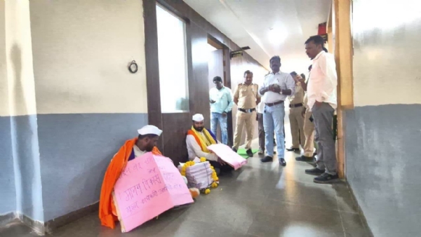 भ्रष्ट वैद्यकीय अधिकार्यांच्या निलंबनासाठी रिपब्लिकन सेनेचे ठिय्या आंदोलन