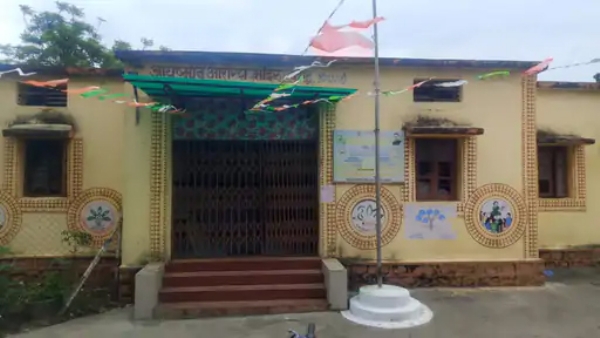प्राथमिक केंद्रामध्ये पथकाचा अभाव; शिपायाच्या भरवशावर आरोग्य यंत्रणा: नेत्यांच्या अनास्थेमुळे नागरिक संतप्त प्राथमिक केंद्रामध्ये पथकाचा अभाव; शिपायाच्या भरवशावर आरोग्य यंत्रणा: नेत्यांच्या अनास्थेमुळे नागरिक संतप्त