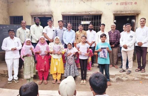 महात्मा फुले विद्यालयात शैक्षणिक साहित्य वाटप महात्मा फुले विद्यालयात शैक्षणिक साहित्य वाटप