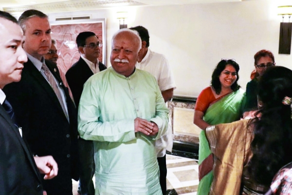 सरसंघचालकांचे न्यूयॉर्कमध्ये स्वागत करताना भारतीय