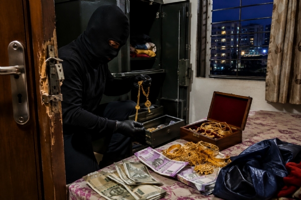 Locks-broken-373-lakh-stole
